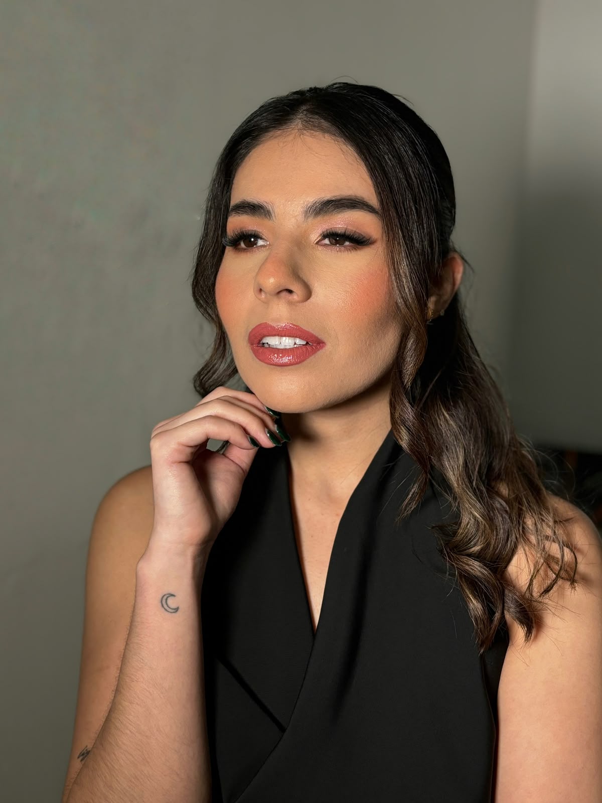 Media coleta pulida con ondas, piel luminosa y labios rosa palo.