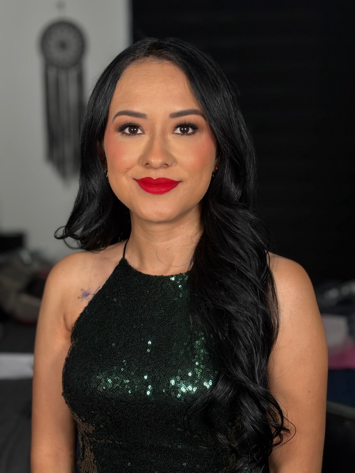 Labial rojo clásico con sombras neutras y ondas largas oscuras.