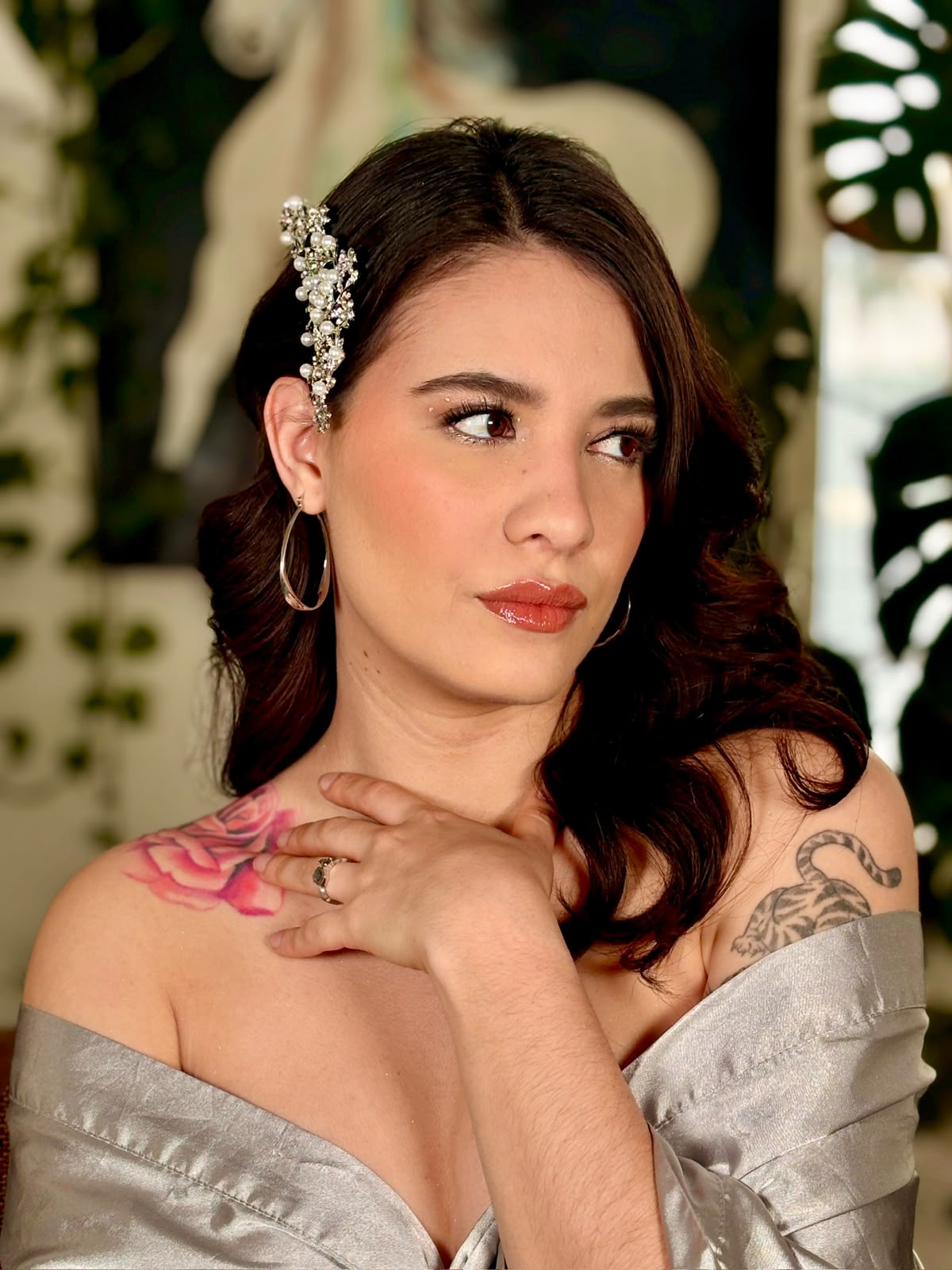 Peinado semirrecogido con tocado de perlas y maquillaje natural glossy.
